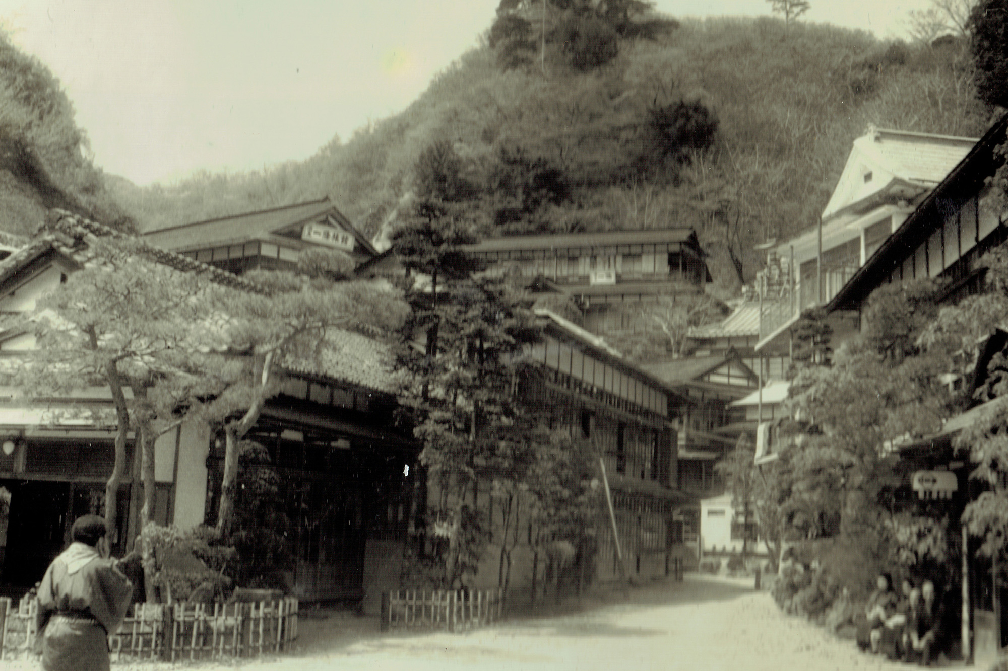 昭和33年玄関前(左に鈴木屋)